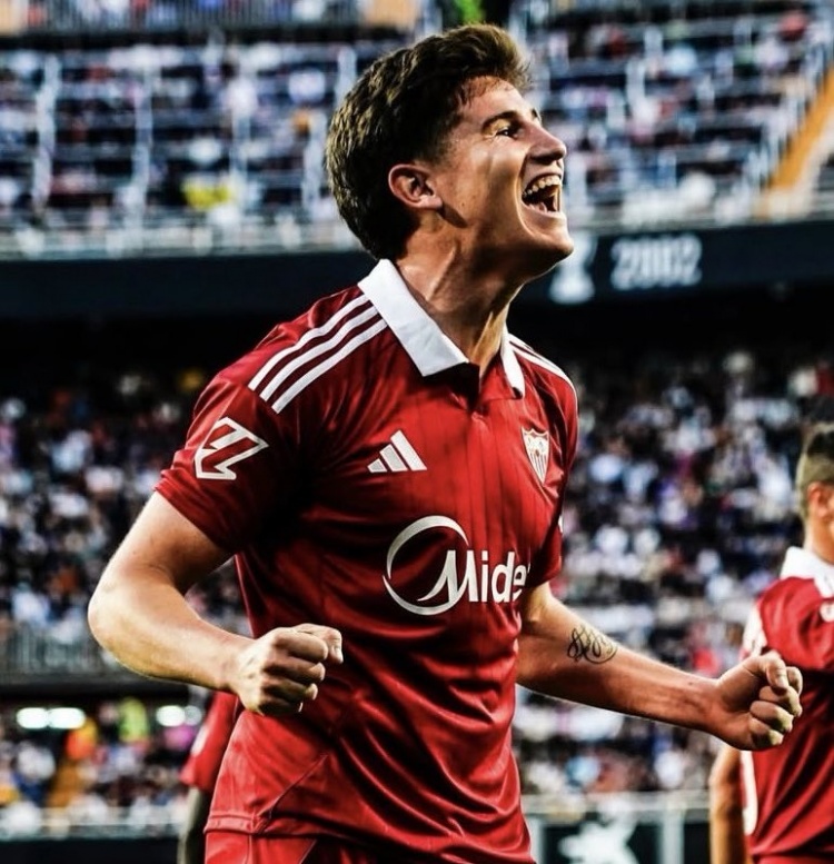 西媒：斯卡洛尼关注塞维利亚22岁边卫奥索，球员有资格代表阿根廷