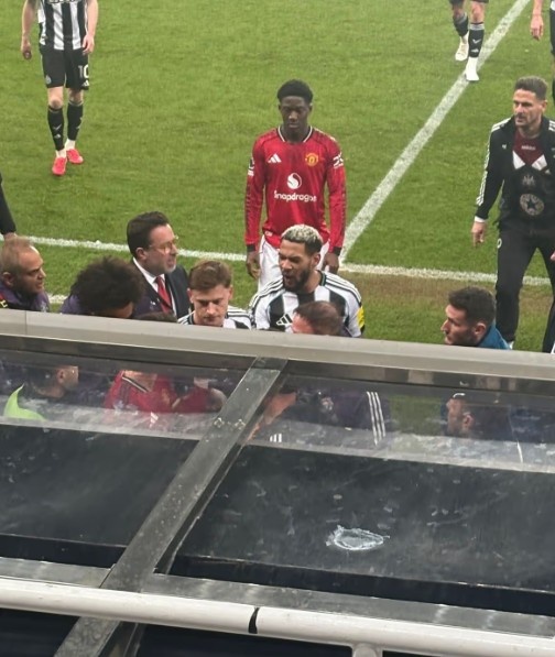 [球迷报道]曼晚：曼联和纽卡在球员通道大吵，B费、乔林顿互相