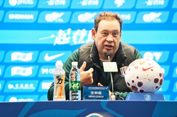 [体育消息]斯卢茨基：眼下困境是我执教生涯第一次遇到，无法改