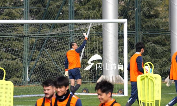 【体育热点】鲁媒报泰山赛前官训：王大雷脏辫新造型吸睛、五外援