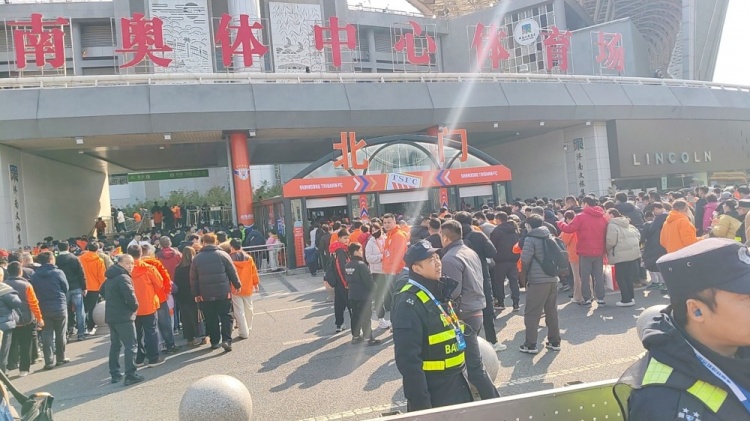 【球迷看点】球迷热情高涨！中超首轮泰山vs铁人赛前，场外挤满