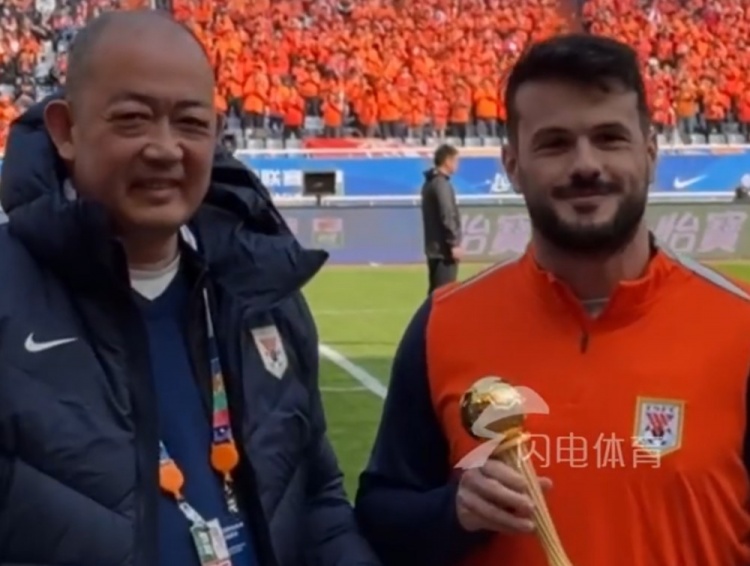 【最新赛报】中超首轮赛前，泰山俱乐部✌️董事长吴志东为瓦科颁