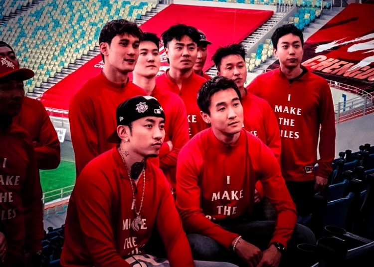 【体育资讯】说唱歌手马思唯造访蓉城主场，并和韦世豪、拜合拉木