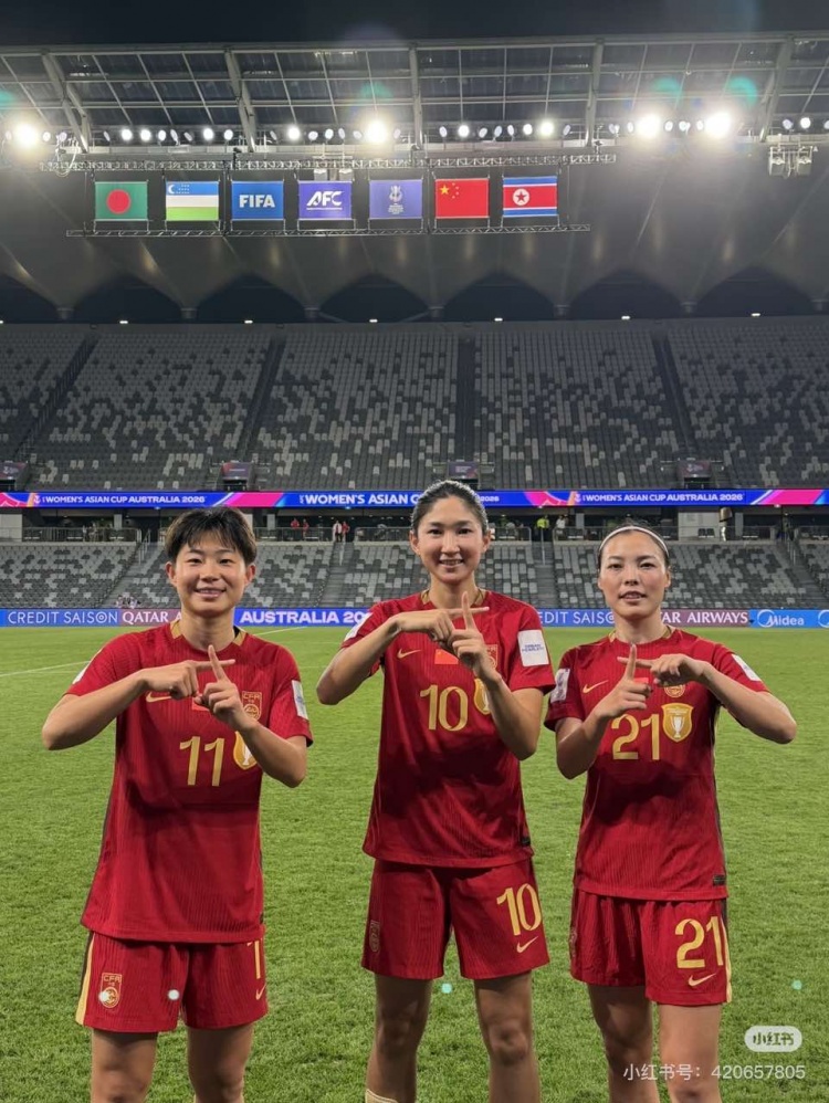 【体育报道】中国女足比十庆祝：第十座玫瑰梦想球场，送给陕西宜