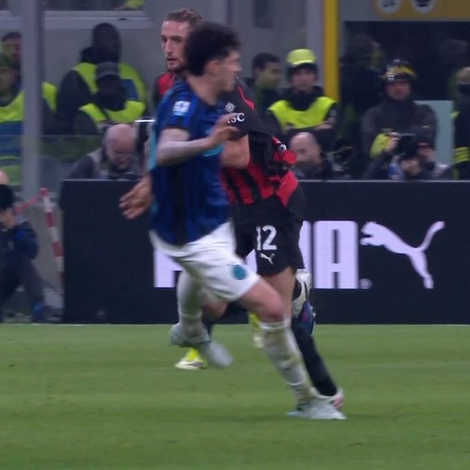 [热点直击]跟队记者：拉比奥特被巴斯托尼踢膝盖，赛后膝盖缠✌