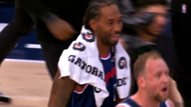 【赛事播报】这很像你！赛后小冲突 小卡对裁判说‘他们在打架’ 微微❕一笑走过(图1)