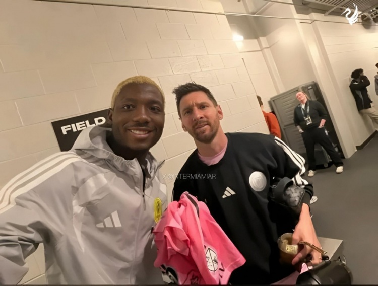 纳什维尔后卫赛后拿到梅西球衣，社媒晒照：无比自豪