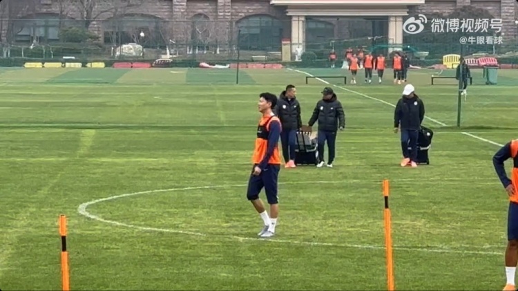 【赛场速递】记者：高准翼参加泰✌️山赛前训练，没有佩戴护具