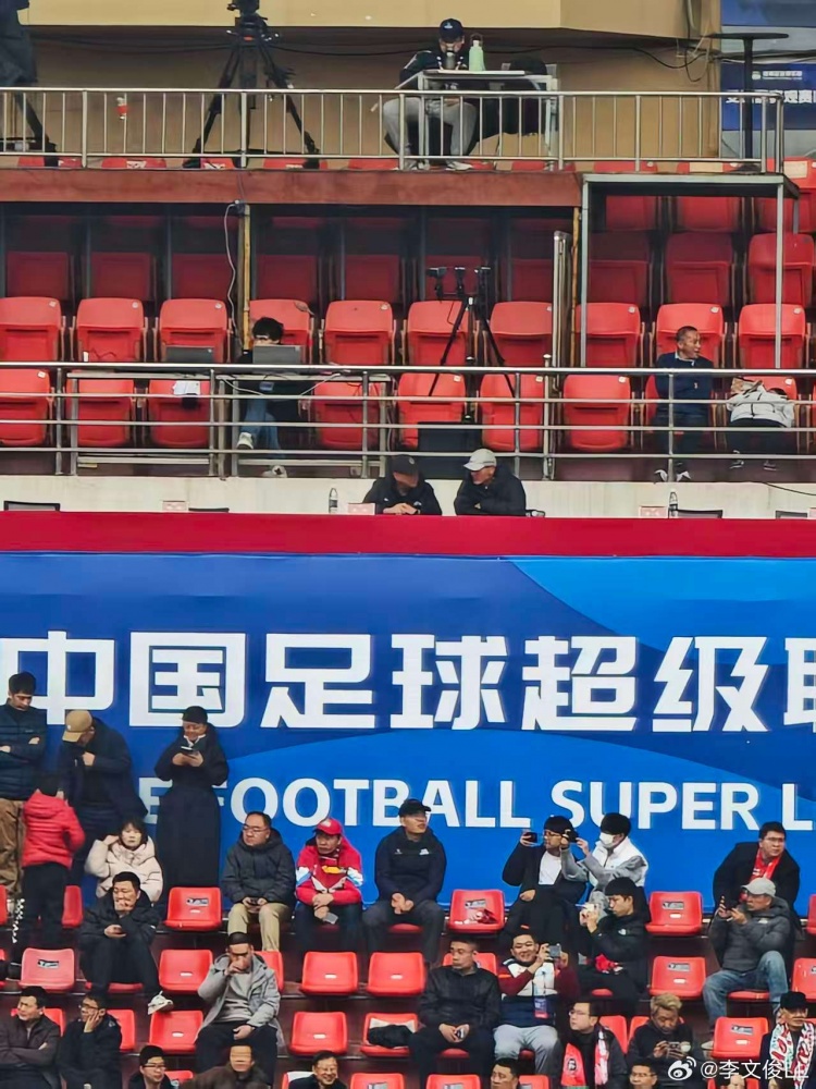 [今日看点]博主：国足主帅邵佳一现身郑州航体，观战河南vs云南玉昆(图1)