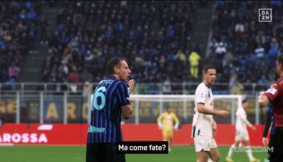 转播方：弗拉泰西用母亲发誓说被斯卡尔维尼踢到，后者却说没踢他