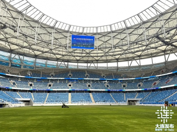 [今日体讯]⬆️梭鱼湾足球场正加紧草坪养护等工作，球员通道地