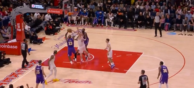 本場第一腳射門！梅西倒地后起身，弧頂處兜射偏出球門