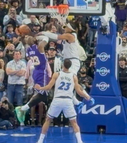 [体育消息]雷迪克：落后2分我们让詹姆斯获得了空位 他被打手