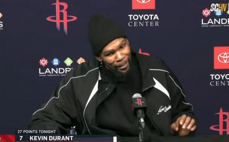 【进展通报】赛后队友泼水庆祝里程碑！杜兰特笑称：以前还没在更