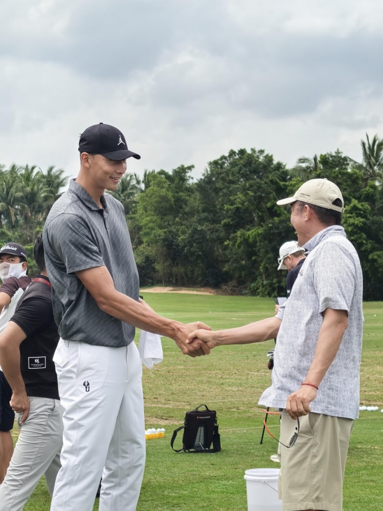 [今日看球要闻]好久不见！易建联现身观澜湖高尔夫比赛 面带笑