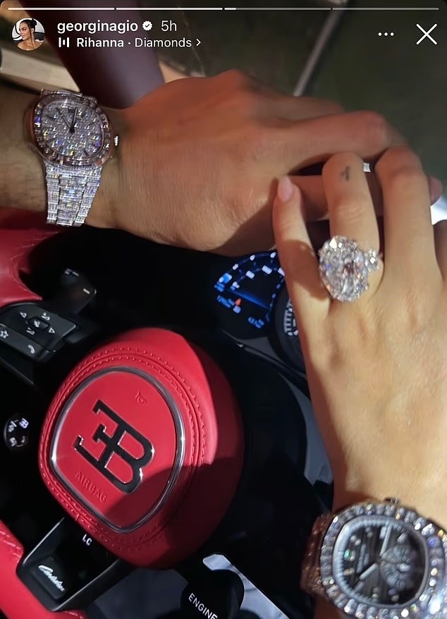  乔治娜社媒晒千万英镑豪车和数百万英镑珠宝，与C罗十指紧扣