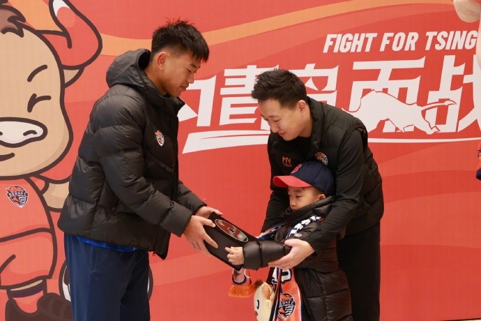 【赛事新鲜事】3.20青春⬆️足球场 幸运家庭走进内场 送上海牛32周年纪念礼盒(图2)