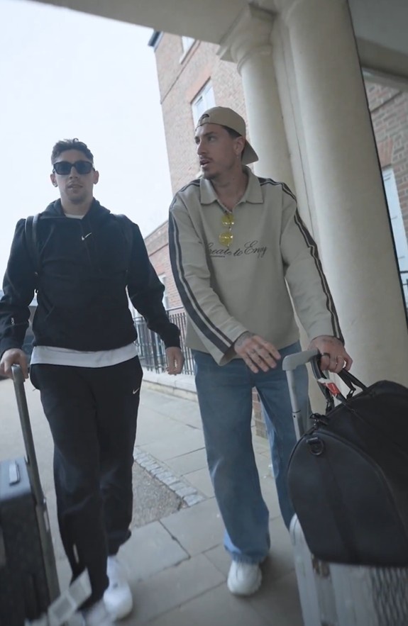 [精彩资讯]24小时内对手→队友！巴尔韦德与吉梅内斯一同抵达乌拉圭队驻地(图1)