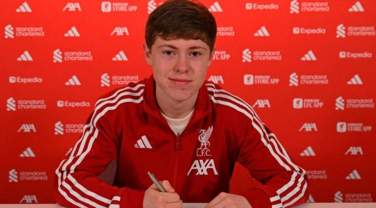 利物浦官方：18岁中场乔·厄普顿签下首份职业合同