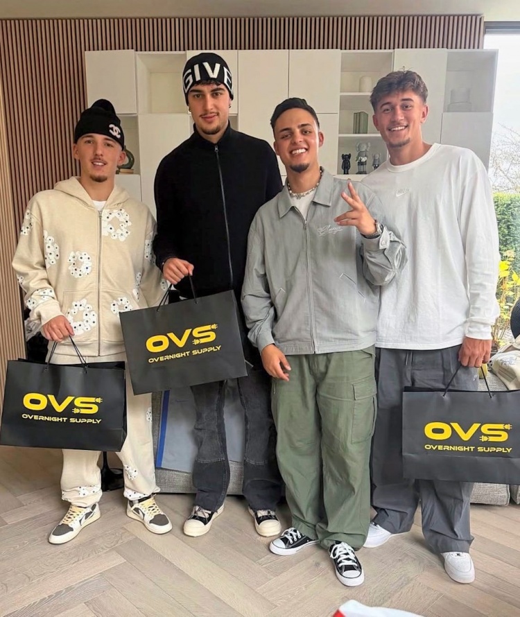 【深度报道】全身约2530欧！24岁奥✨利塞另类穿搭米奇皮草帽+银墨镜…引领潮流(图2)