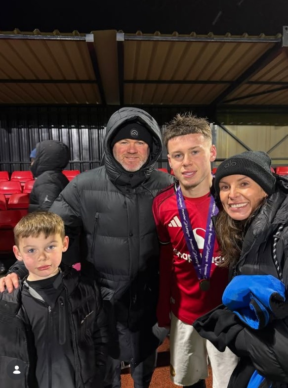 【体育热讯】鲁尼祝贺儿子凯帮助曼联U16队⬇️夺冠，卡里克之