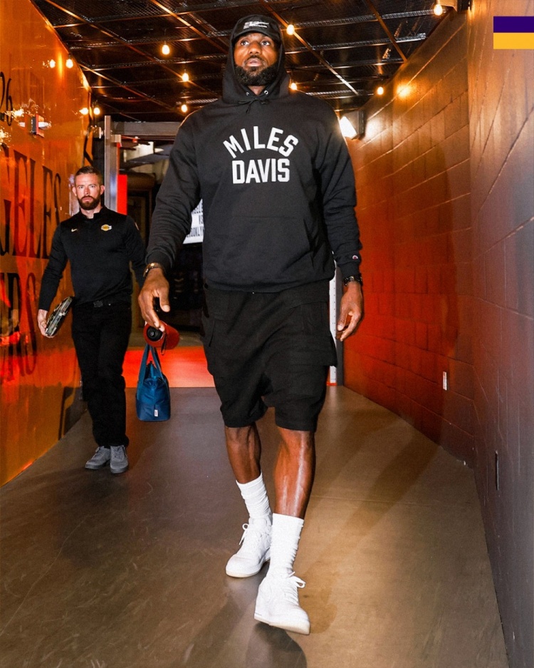 [球迷必看]回归主场！湖人官推✨晒赛前入场照：到达现场(图2)