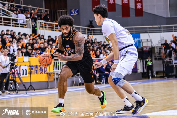 [体坛热讯]攻防全面开花⚾ 山东蜜獾主场战胜上海玄鸟拖入决胜