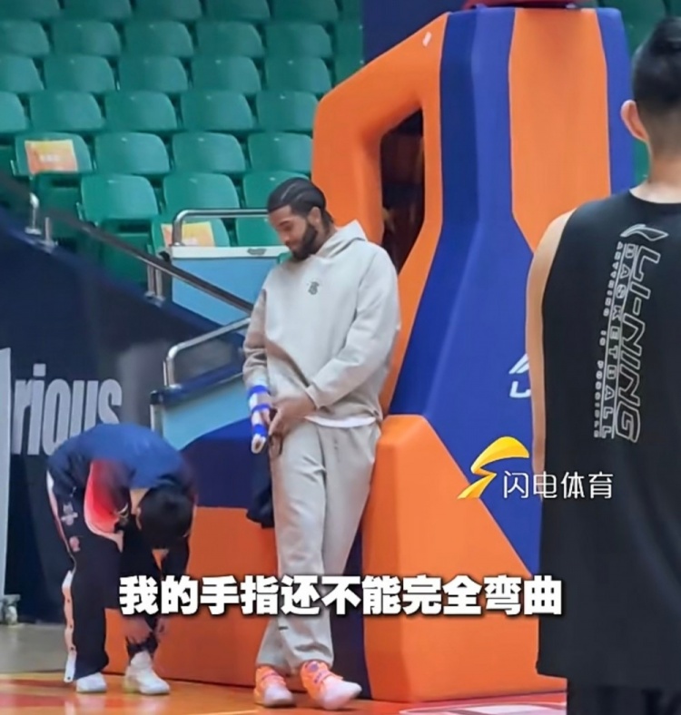 [体坛快讯]记者：克里斯是中指关节骨折 目前还不能弯曲&预计