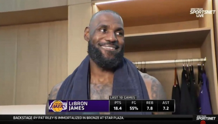 [今日焦点]【完整版】詹姆斯赛后心情不错！称赞队友 感叹两个