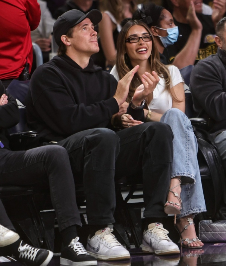 [体育世界]格莱美提名女歌手麦迪逊·比尔观战湖骑大战 笑容甜