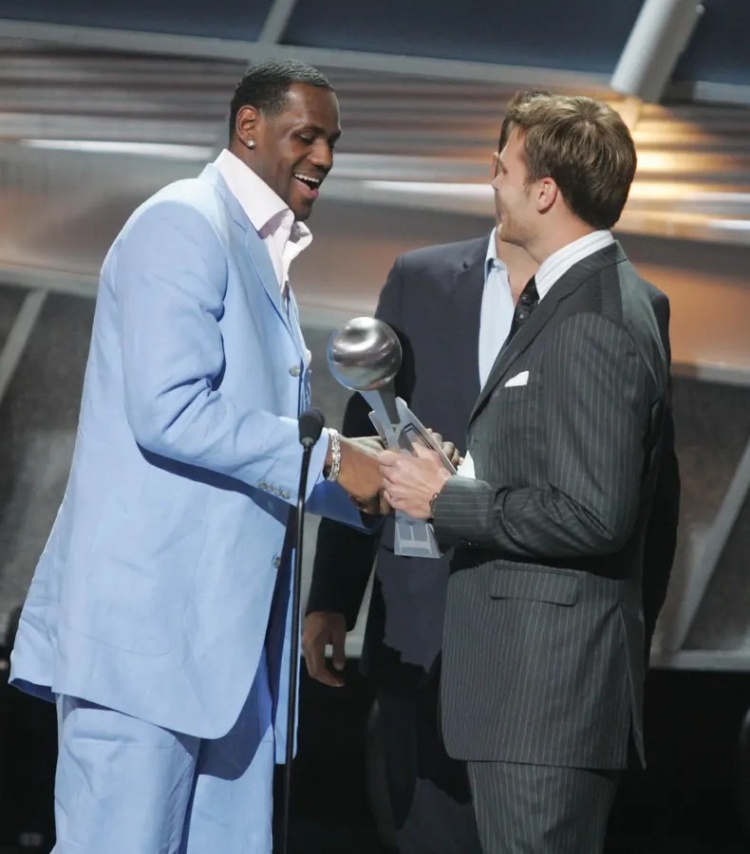 【即时资讯】布雷迪：詹姆斯打橄榄球也能打23年 钦佩他场内场