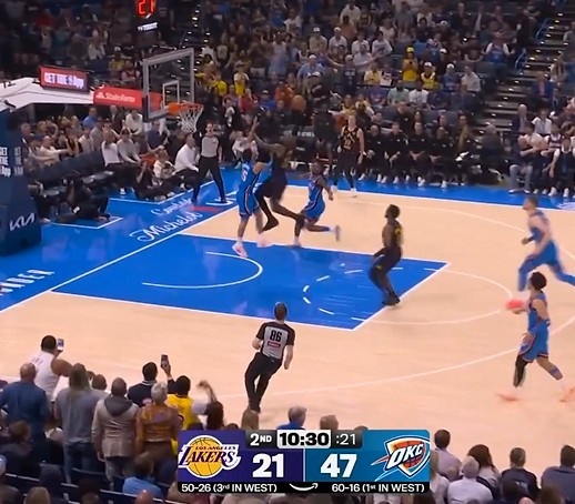 【体坛头条】冲击力依旧恐怖！詹姆斯反抢冲筐暴起欲隔扣被犯规拦