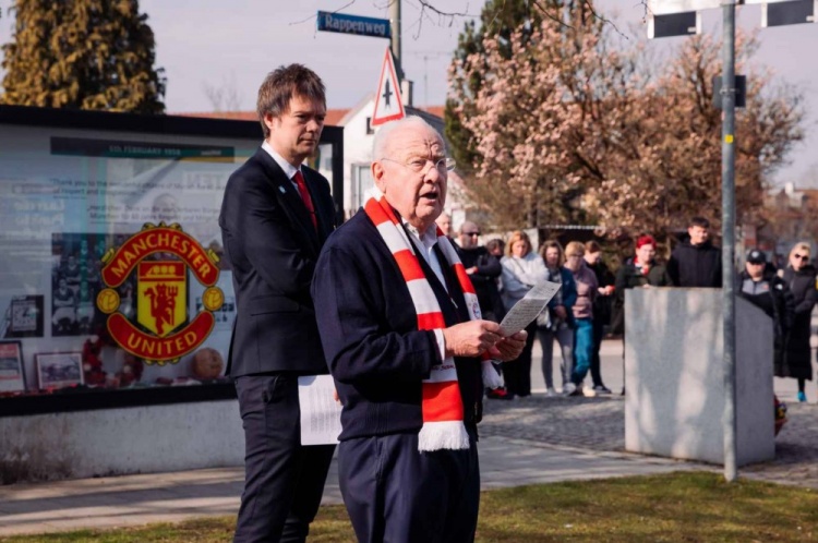 曼联女足、拜仁代表以及两队球迷共同缅怀慕尼黑空难遇难者