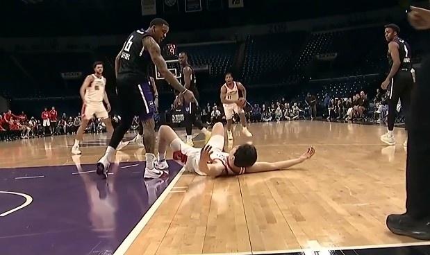 [体育热讯]杨瀚森谈冲突：想骗技犯他们真上当✌️ 我和他说“再弄我你就回家”(图1)