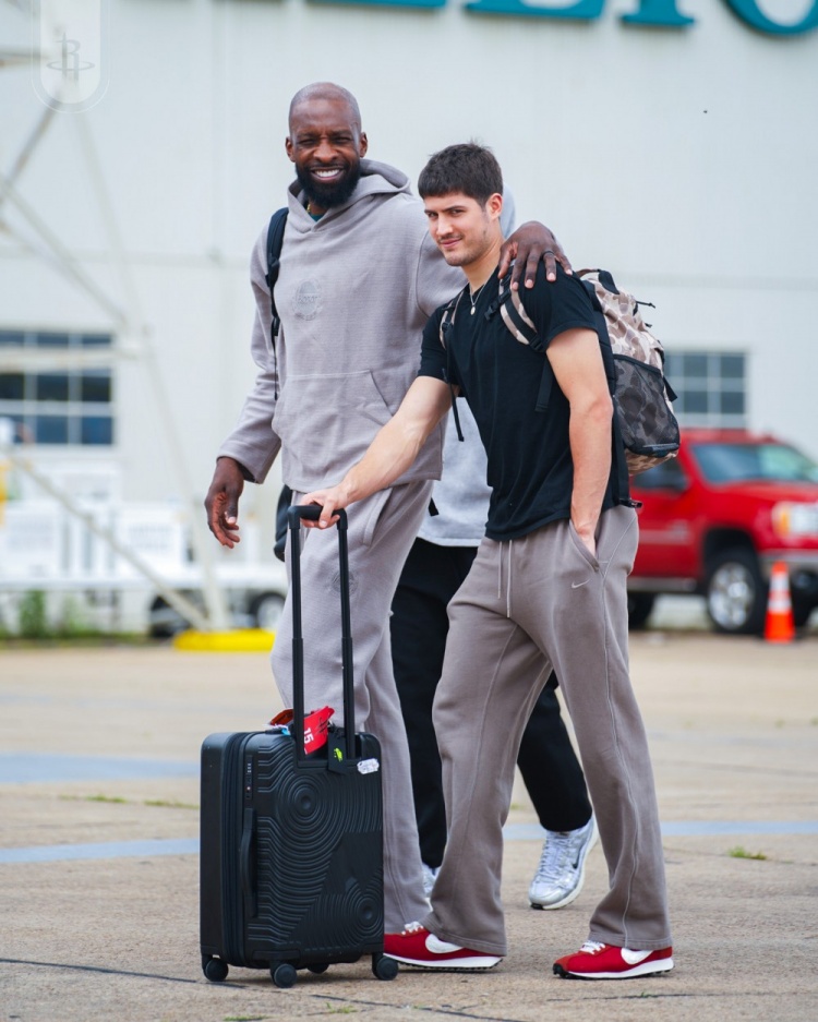 [最新体报]火箭众将⚽登机照：杰夫·格林&谢泼德组CP 申京