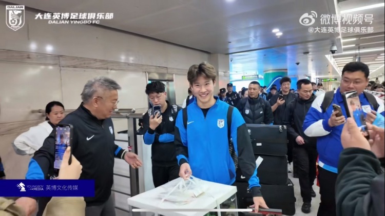 [赛事追踪]热情！接机的大连球迷为今天满19岁的杨铭锐送蛋糕