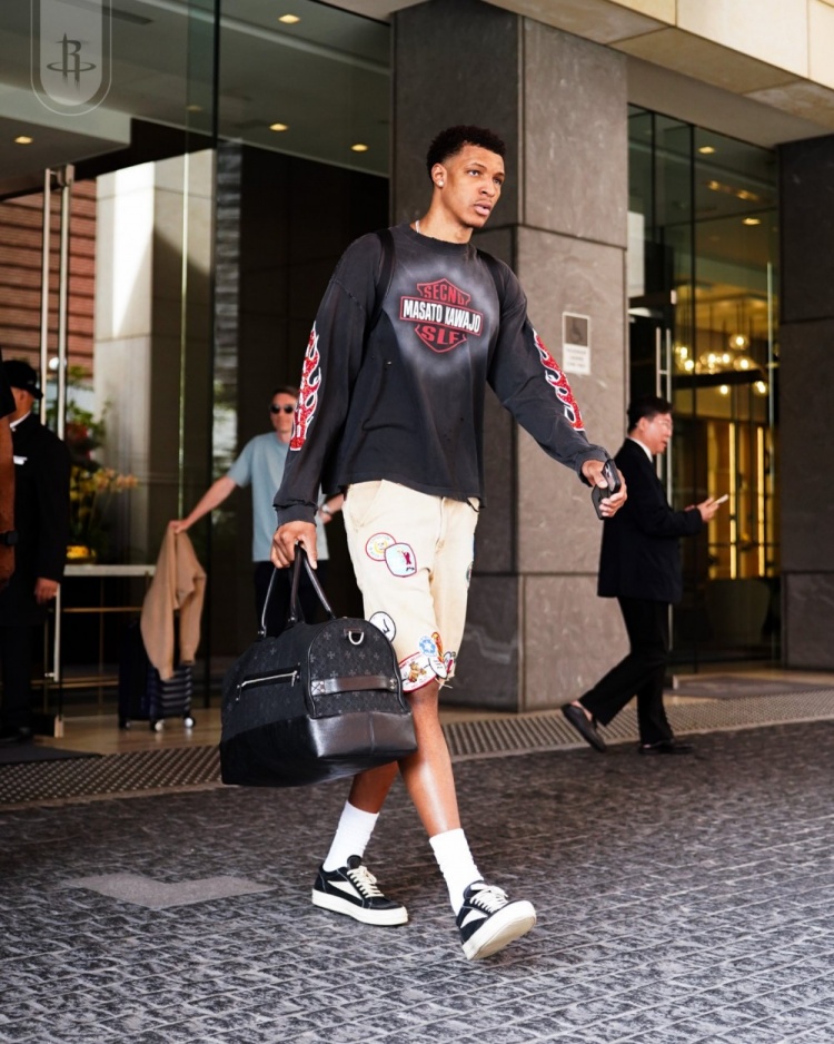 [记者观察]火箭众将OOTD：申京&小贾巴里&伊森人手一个挎包 杜兰特⚾气质依旧(图5)