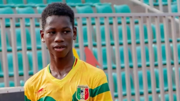 【热点追踪】又抢起来！每体：16岁马里中场前往巴黎试训，巴萨