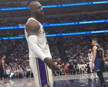 【今日体讯】詹姆斯和球⭐迷互动：我仍然能做到那些事情 是他们