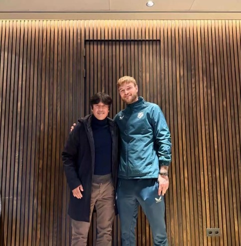 [体育观察]徐正源社媒晒与提莫·莱切特合照：➡️很高兴再次见