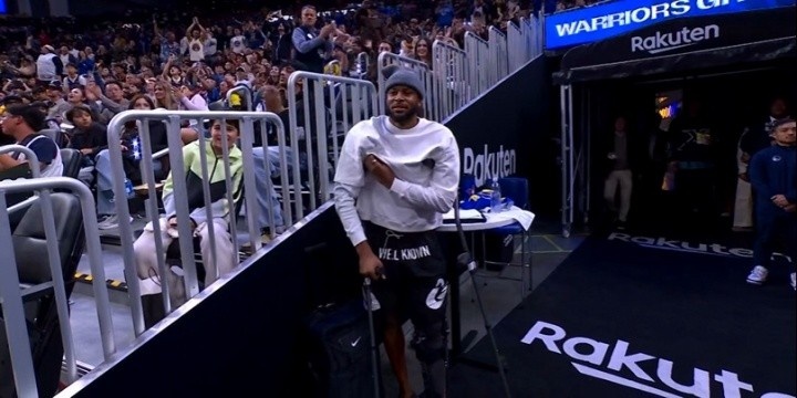 [本地速递]科尔谈穆迪拄✨拐现身主场：见到他回来非常开心 大伙儿也很兴奋(图2)