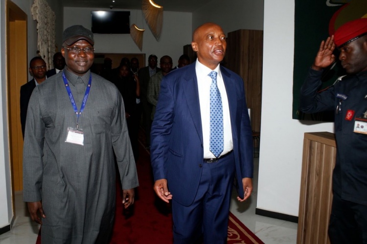 [有道理嘛?]官方：非洲足联主席莫特塞佩抵达塞内加尔首都达喀