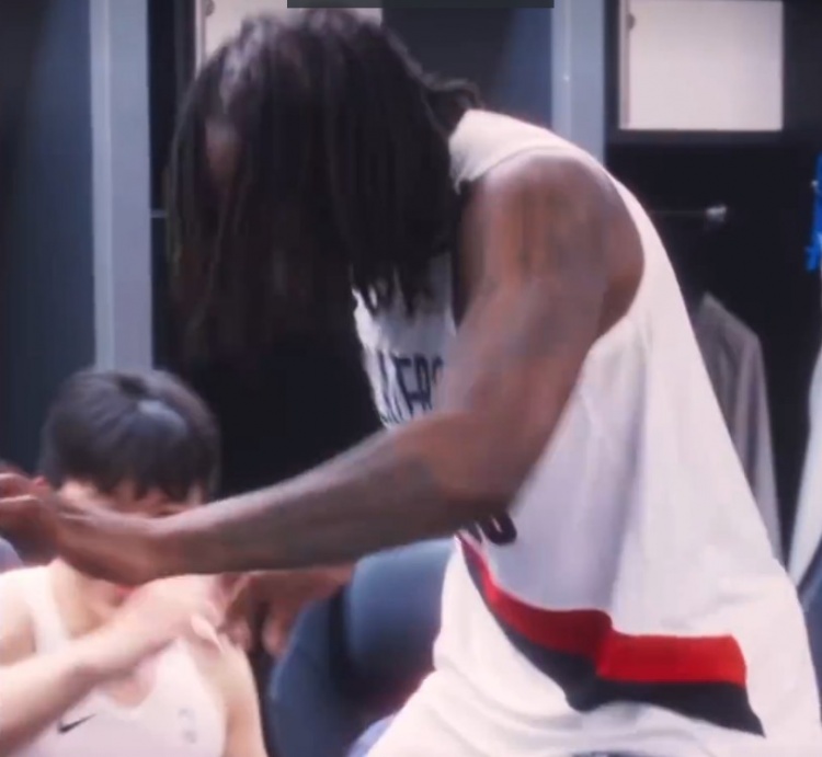 [赛事播报]暂列西部第八！罗威拉着杨瀚森在更衣室跳舞 庆祝胜