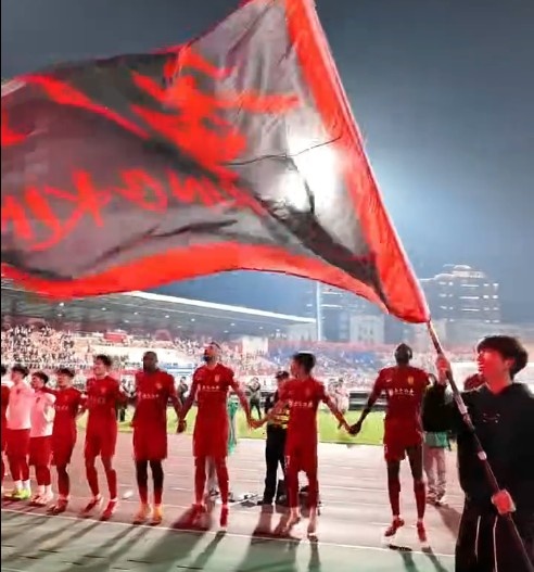 [体育有料]铜梁龙击败三镇赛后，李镇全和❗向余望在场边与球迷