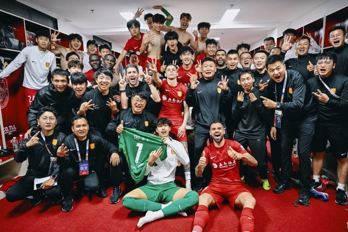 重庆铜梁龙官方分享全队合影：全队比划全取三分的手势