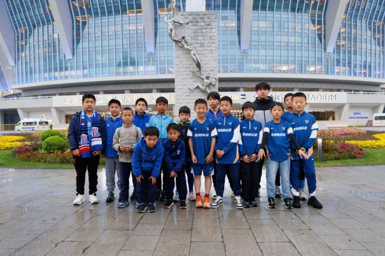 【最新爆料】申城德比战前，申花特邀上海南耀、上海卿少年小球员们走进体❕育场(图1)