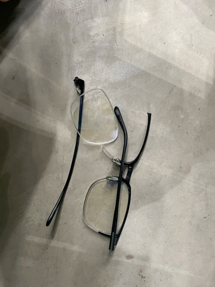 [体坛热讯]太倒霉了有国安球⚽迷在看台上被球砸到，眼镜折断