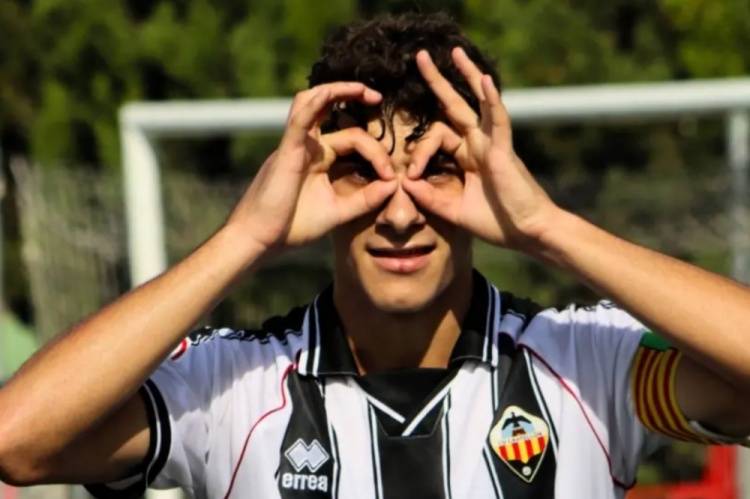 [最新进展]马卡：皇马签下卡斯特利翁17岁⬅️前锋圣塔马利亚，球员今夏正式加盟(图1)