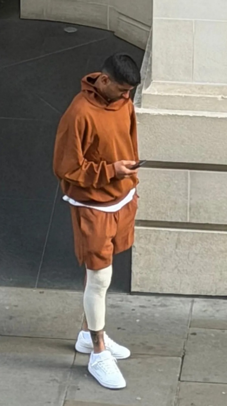 早日康复！太阳报：罗梅罗现身医疗中心，走路一瘸一拐