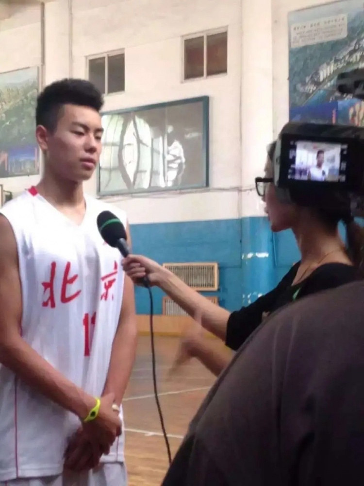 【精彩资讯】只是回忆过去！李添荣晒照回忆青年时期在北京打球&